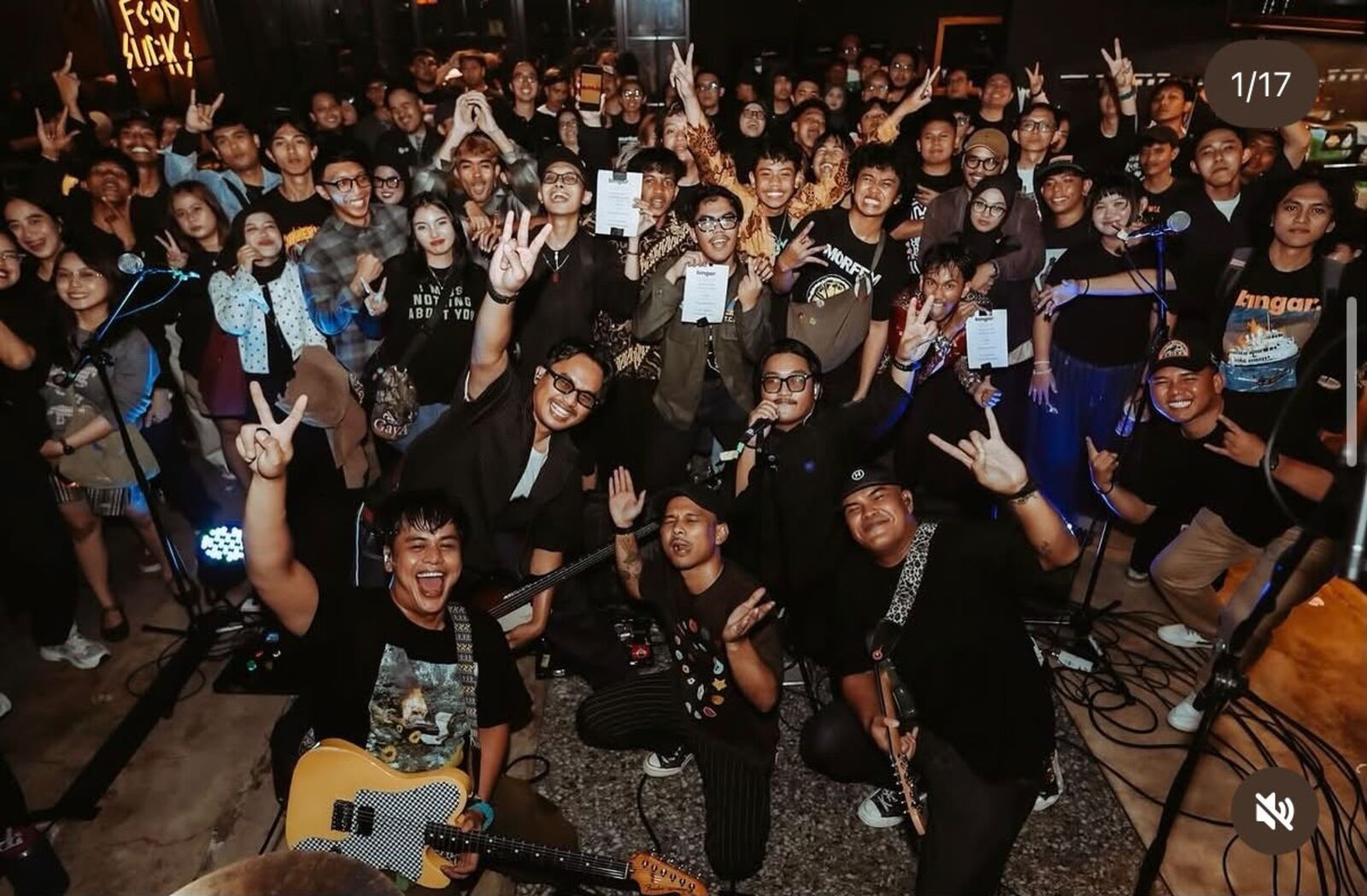 Bingar live in front of a large crowd